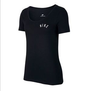 New with tags women’s Nike tee. Sz M